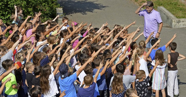 Einen Flashmob legten die Schler fr ihren Rektor hin.   | Foto: Horatio Gollin