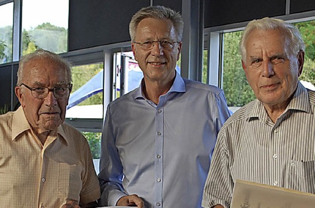 Gnter Dumann ehrte Emil Brgelin (links) und Kurt Ruf.   | Foto: Mink