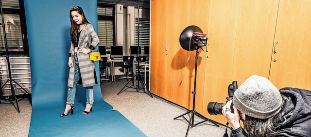 Schlerinnen und Schler des Berufskol...-Design bten sich beim Fotoshooting.   | Foto: Stefan Johnen