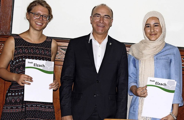 Brgermeister Roland Tibi mit den Prei...tina Kleiser (links) und Razia Arefi.   | Foto: Bernd Fackler