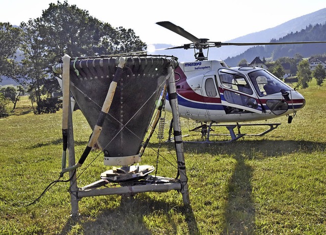 Hubschrauber sind im Einsatz, um am Ka...Bden durch Kalkung entgegen zu wirken  | Foto: Markus Zimmermann
