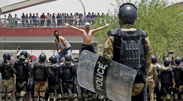 Polizisten verhindern Mitte Juli, dass...e des Provinzrates in Basra  strmen.   | Foto: Eglau/dpa