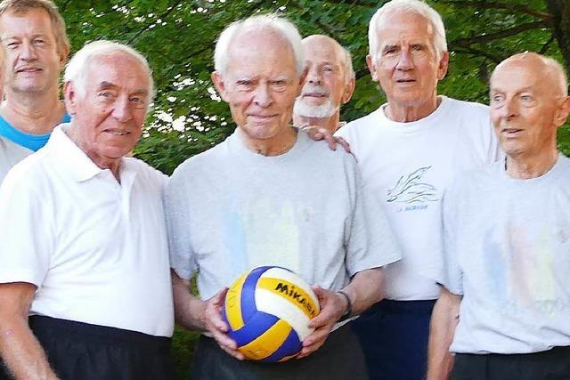 90-jähriger Volleyballer spielt besser als mancher Mittsiebziger