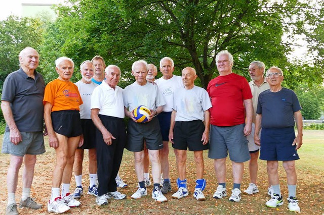 Wilfried Burkert (mit Ball) und seine ...ch regelmig  zum Volleyball trifft.   | Foto: Kroher