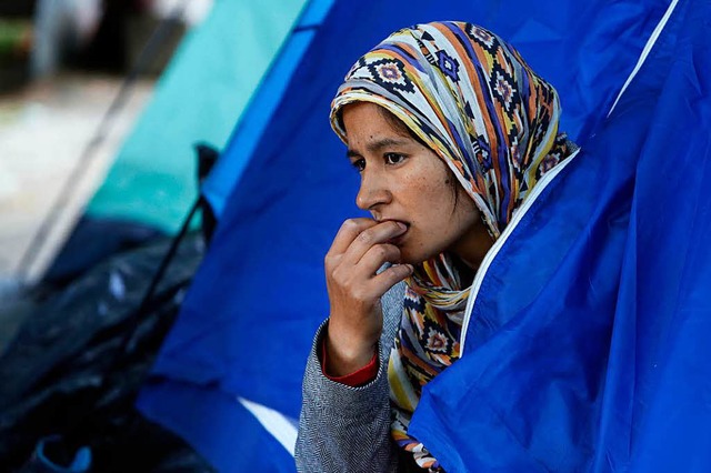 Aus Afghanistan geflohen &#8211; nun s...Frau in einem  Flchtlingslager fest.   | Foto: dpa