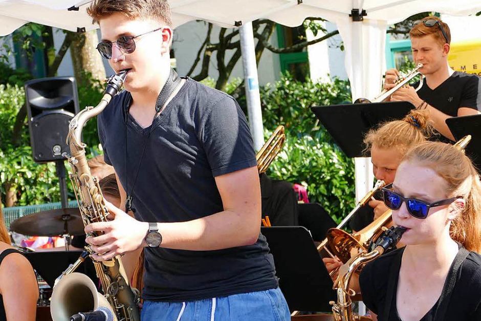 Musik und gute Laune bei der School’s-Out-Party auf dem Rudolf-Eberle-Platz (Foto: David Rutschmann) Musik und gute Laune bei der School’s-Out-Party auf dem Rudolf-Eberle-Platz (Foto: David Rutschmann)