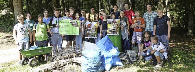 Sckeweise Mll sammelten die Schleri...ufrumaktion im Bonndorfer Stadtwald.   | Foto: Privat