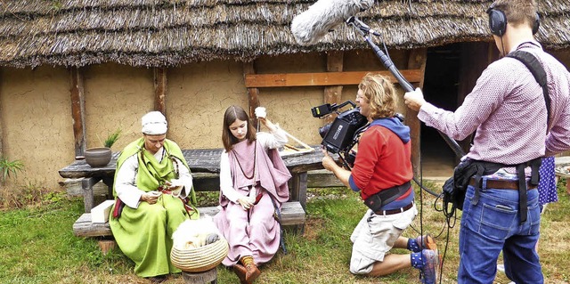 In alamannische Gewnder gekleidet, ze...yerischen Rundfunks filmt sie dabei.    | Foto: Michael Arendt