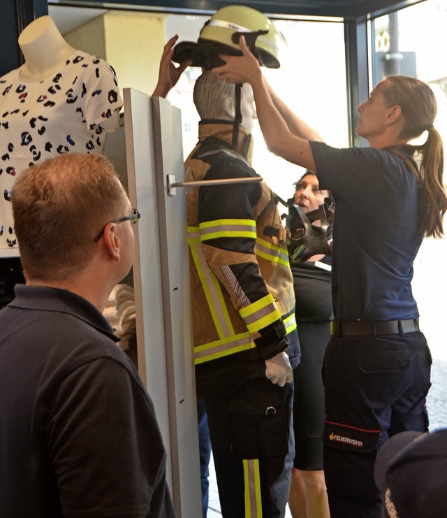 Lschangriff im Schaufenster: Ralf Kes... Schlegel kleiden eine Modepuppe ein.   | Foto: Gerhard Walser