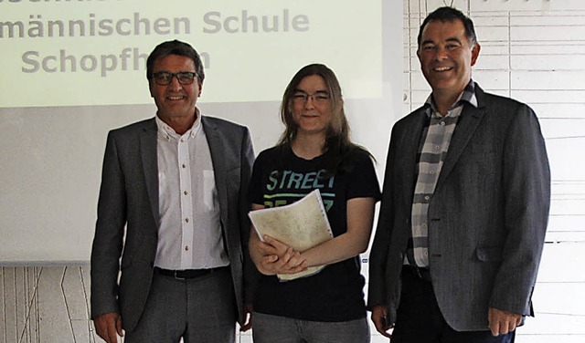 Schulleiter Bernhard Stockmar (links) ... Fritsche gratulieren  Vanessa Dillo.   | Foto: schule