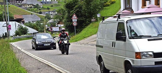 An der L126 soll bald geblitzt werden. Links der Glasblserhof  | Foto: Jger