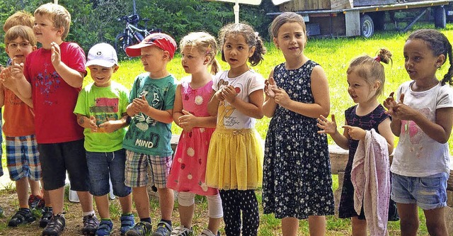 Fr ein frhliches Fest sorgten die Kinder   auf dem Schnzle.   | Foto: kiga