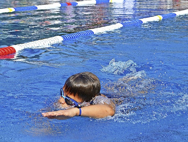 Zum Schuljahresende treffen sich die S...erband, um sich im Freibad zu messen.   | Foto: paul Berger