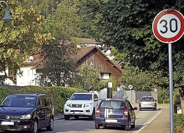 Blick auf  die Gurtweiler Rathausstra...mten Strecke wieder kommt, ist offen.   | Foto: Ursula Freudig