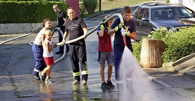 Im Sommer macht das Proben mit Wasser besonders viel Spa.   | Foto: Gerd Leutenecker