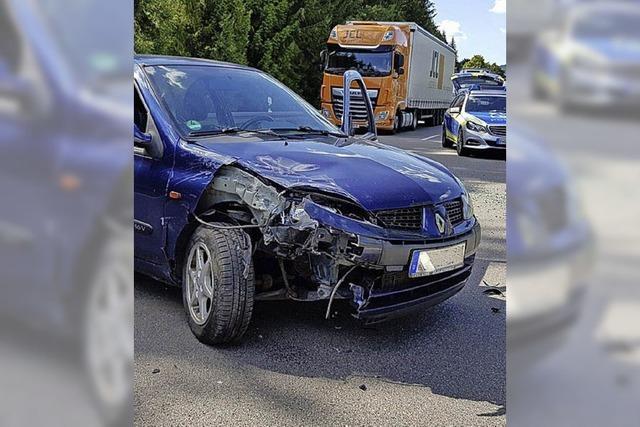 Stau auf der B 31 nach Unfall