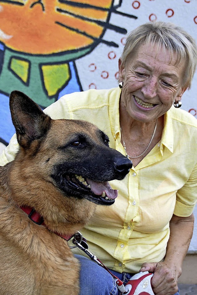 Hannelore Nuss mit einem frheren Vermittlungshund aus dem Tierheim   | Foto: Horatio Gollin