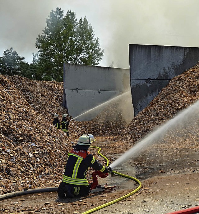 Stunden lang war die Feuerwehr am Donnerstag mit Lscharbeiten beschftigt.   | Foto: stadt