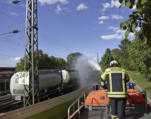 Der Kesselwagen wurde von der Feuerwehr gekhlt.   | Foto: Volker Mnch