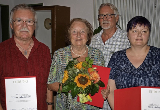 Ortsvorsteher Gnter Schlecht (hinten)...Hirt (Mite) und Annette Bachmann-Ade.   | Foto: Paul Schleer