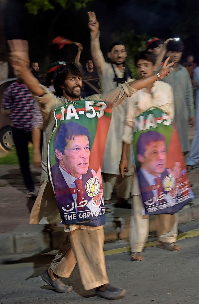 In Islamabad feiern Anhnger von Imran Khan den Sieg.   | Foto: AFP