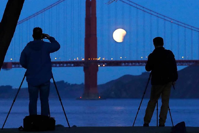 Experten kombinieren Mond oder Mondfinsternis mit einem Motiv im Vordergrund.  | Foto: dpa