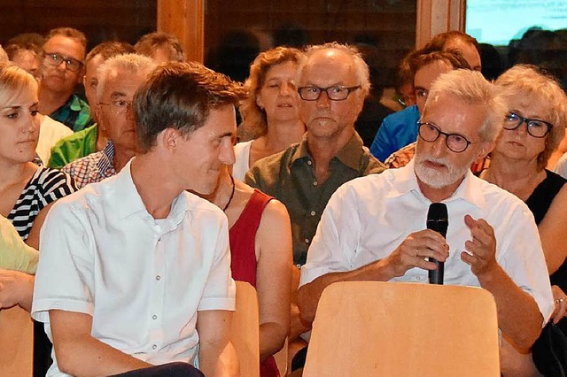 Raphael Walz (links) musste in Heuweiler  Antworten liefern.  | Foto: Andrea Steinhart