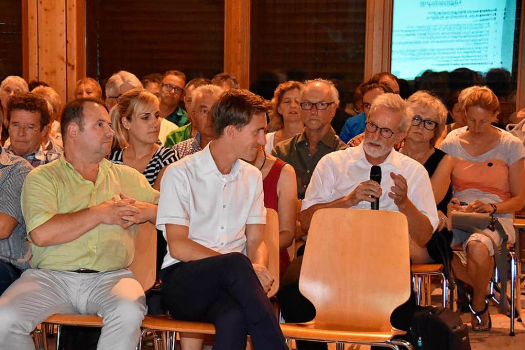 Rund 100 Brger kamen zur Einwohnerver...ter Raphael Walz (vorne Mitte) Fragen.  | Foto: Andrea Steinhart