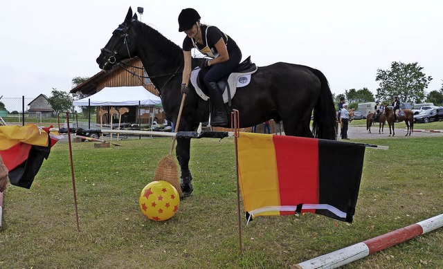 Gleich ist der Ball im Tor und die Reiterin zufrieden.   | Foto: Heidrun Simoneit