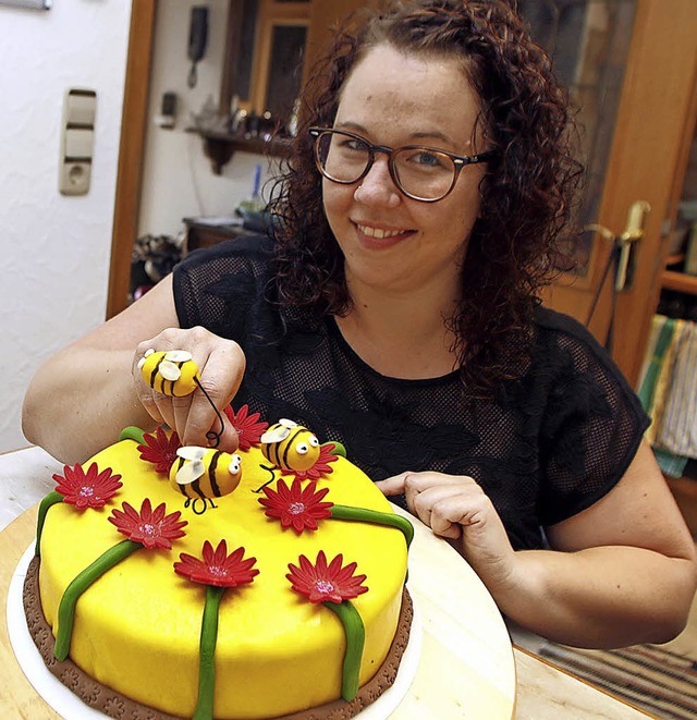 Tortenbckerin Martina Biendara mit einer ihrer Kreationen   | Foto: Heidi Fel