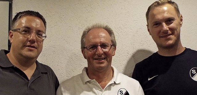 Rolf Armbruster (Mitte) bergibt sein ...s Mitglied im Spielausschussvorstand.   | Foto: A. Heitzmann