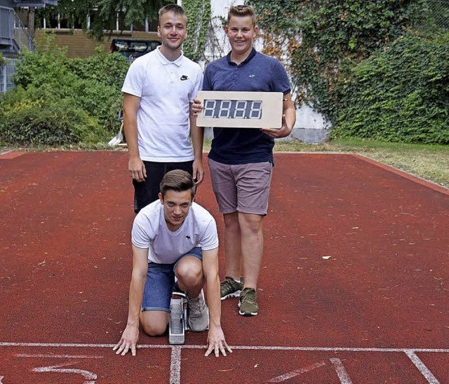 Luca Kromer (rechts), Marco Kappel (vo... ihre selbstentwickelte Zeitmesstafel.  | Foto: Julius Wilhelm Steckmeister