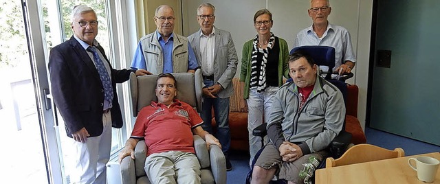 Noch etwas skeptisch war Uwe Wlfle (v...Burger (stehend, von links ) testete.   | Foto: Kurt Meier