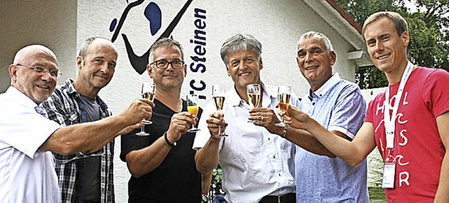 <BZ-FotoAnlauf>Tennis-Club Steinen</BZ...on rechts) zum Ehrenmitglied ernannt.   | Foto: Ralph Lacher