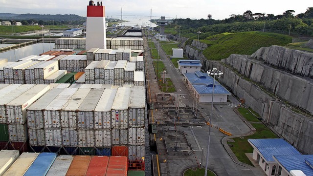 So sieht der Panamakanal von der 60 Me...hen Brcke des Containerschiffs  aus.   | Foto: Utke