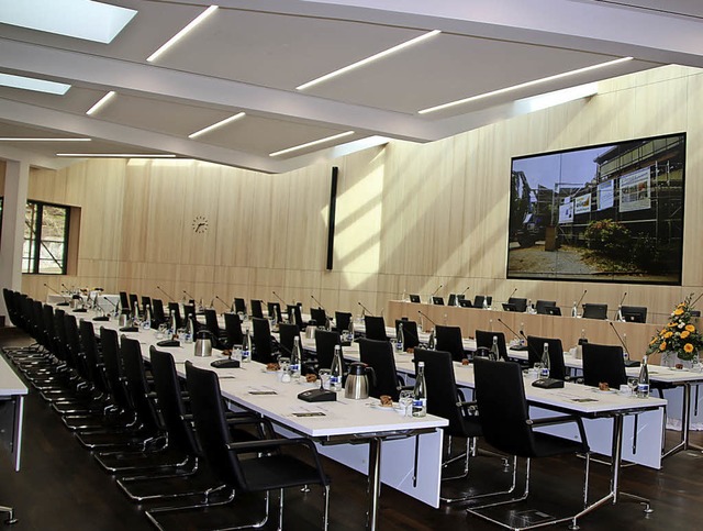 Der Landkreis zahlt rund eine Million ...Sitzungssaal im Landratsamt Waldshut.   | Foto: Julian Kares