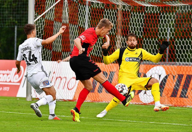 Nils Petersen (Mitte) trifft zum 3:0 fr den SC.  | Foto: Achim Keller