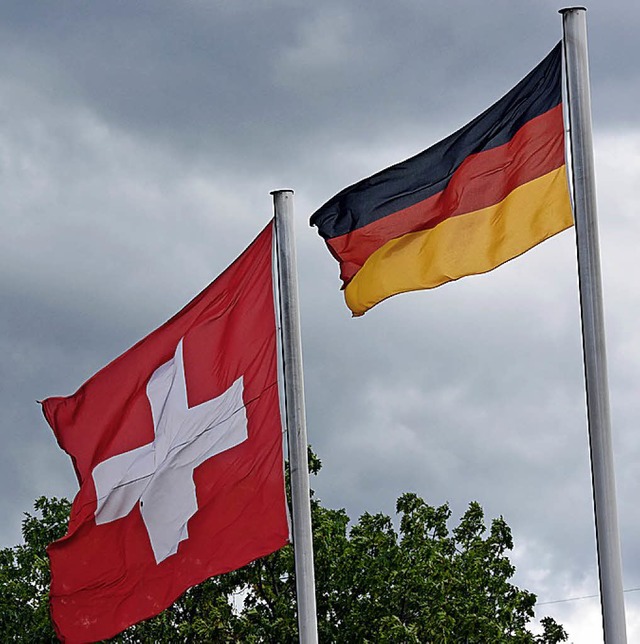 Deutsche und Schweizer arbeiten meist eng zusammen.    | Foto: dpa