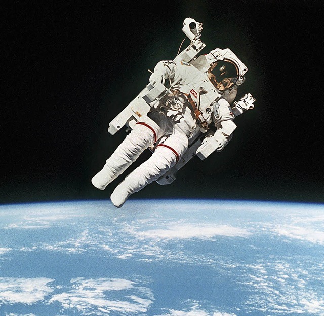US-Astronaut Bruce McCandless im Febru...ohne Sicherheitsleine ber der Erde .   | Foto: dpa