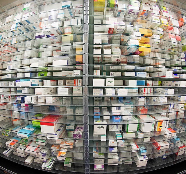 Medikamente liegen in den Regalen   einer Apotheke bereit.  | Foto: Picture Alliance