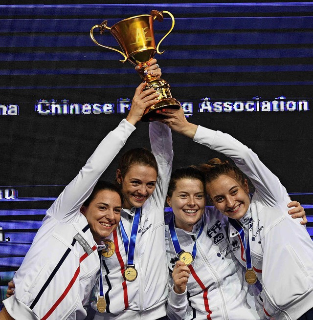 Nicht nur die Fuball-, sondern auch d...ie Goldmedaillen und den Siegerpokal.   | Foto: AFP