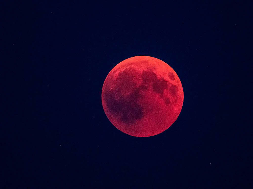 Gesehen bei Rottweil: Der Erdschatten schiebt sich über den rötlichen Vollmond. Bei der längsten Mondfinsternis des 21. Jahrhunderts tauchte der Mond in den Erdschatten ein. Gesehen bei Rottweil: Der Erdschatten schiebt sich über den rötlichen Vollmond. Bei der längsten Mondfinsternis des 21. Jahrhunderts tauchte der Mond in den Erdschatten ein.