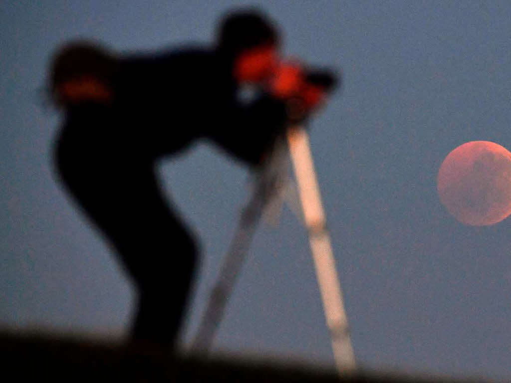 Der Blutmond: Die Super-Mondfinsternis faszinierte Menschen in aller Welt. Der Blutmond: Die Super-Mondfinsternis faszinierte Menschen in aller Welt.