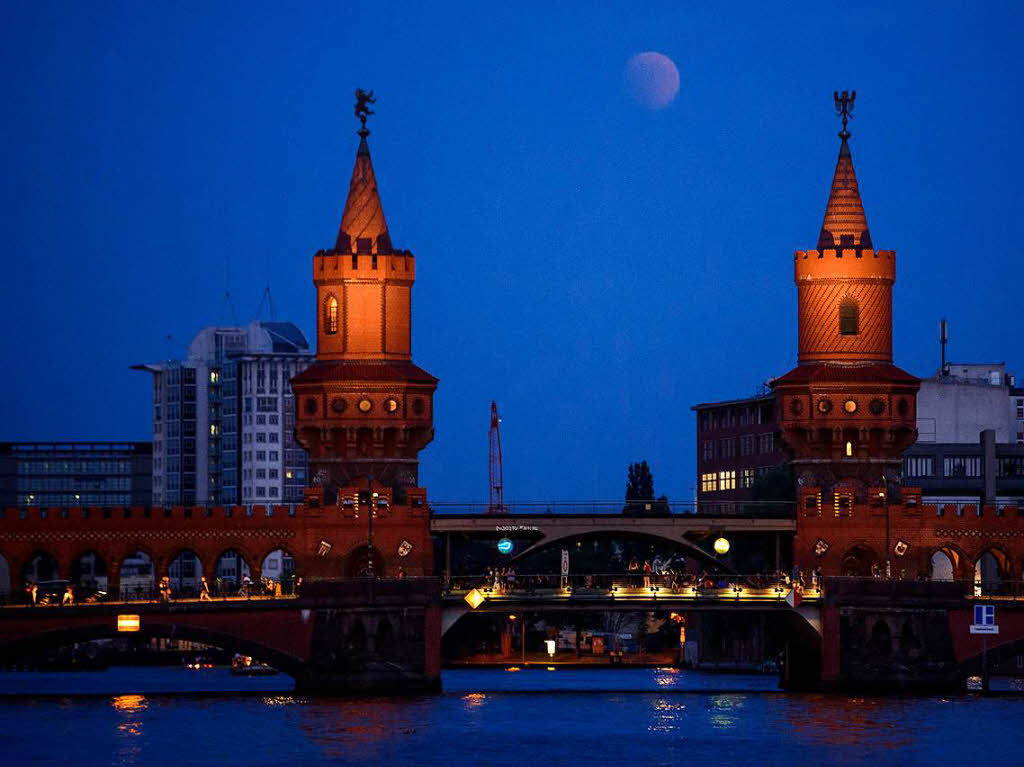 Der Vollmond über der Oberbaumbrücke an der Spree in Berlin. Der Vollmond über der Oberbaumbrücke an der Spree in Berlin.