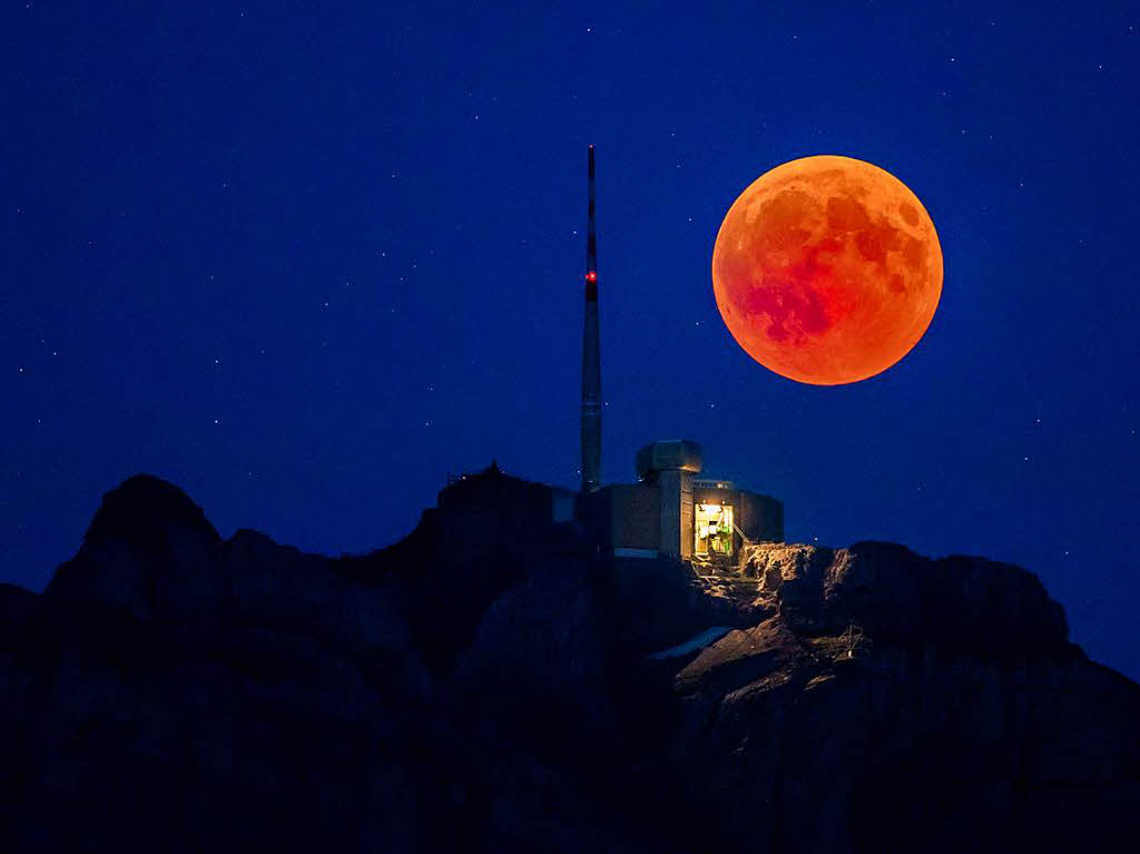 Der Mond über dem Berg Säntis im Schweizer Kanton Appenzell. Der Mond über dem Berg Säntis im Schweizer Kanton Appenzell.