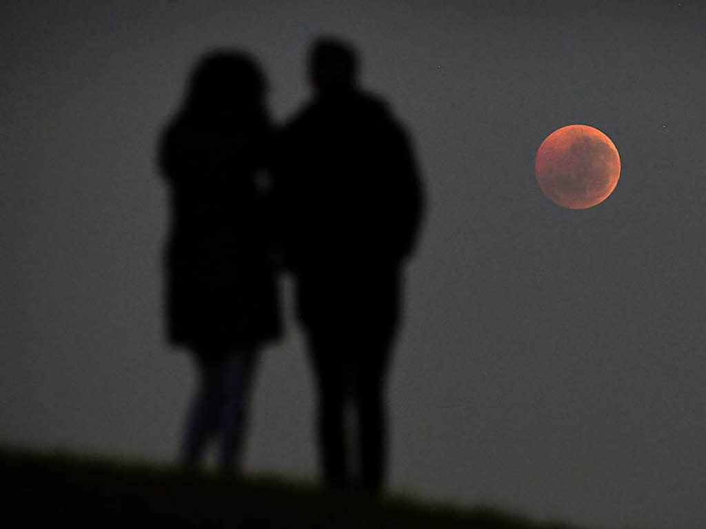 Der Blutmond: Die Super-Mondfinsternis faszinierte Menschen in aller Welt. Der Blutmond: Die Super-Mondfinsternis faszinierte Menschen in aller Welt.