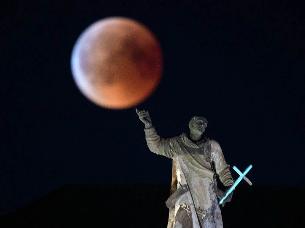 Der Vollmond ist hinter einer Mattielli-Statue in Dresden zu sehen. Der Vollmond ist hinter einer Mattielli-Statue in Dresden zu sehen.