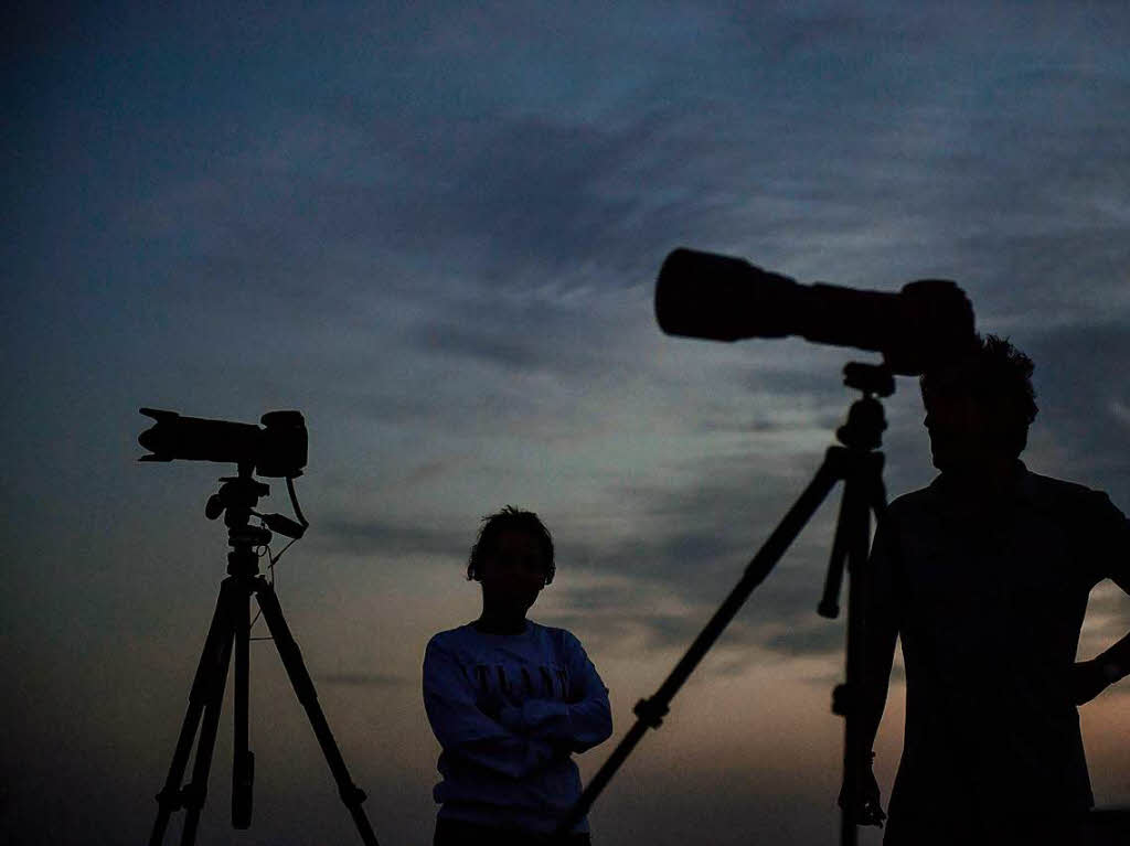 In Ujue (Spanen), warten Menschen neben ihren Kameras, um den Vollmond während einer kompletten Mondfinsternis zu fotografieren. In Ujue (Spanen), warten Menschen neben ihren Kameras, um den Vollmond während einer kompletten Mondfinsternis zu fotografieren.