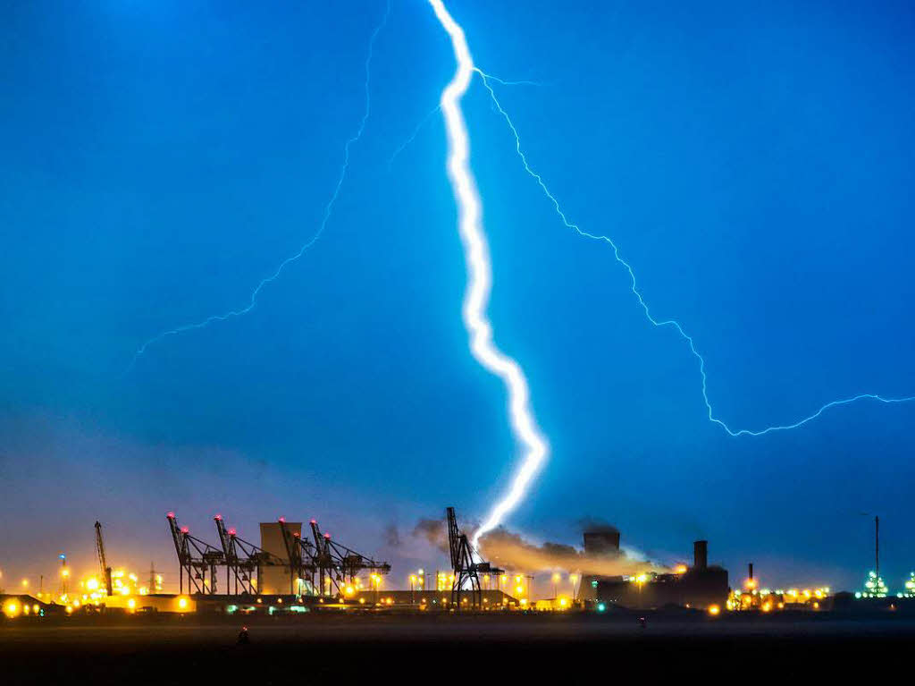 In Kingston upon Hull (Enlgand) entladen sich Blitze über dem Hafen, während Wolken den Blick auf den «Blutmond» verdecken. In Kingston upon Hull (Enlgand) entladen sich Blitze über dem Hafen, während Wolken den Blick auf den «Blutmond» verdecken.