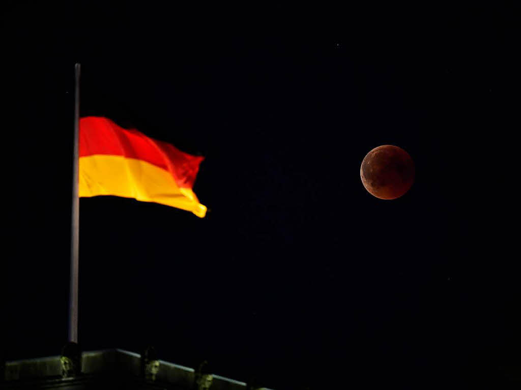 Der Blutmond über dem Reichstag in Berlin. Der Blutmond über dem Reichstag in Berlin.